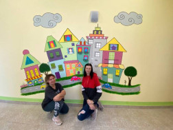 Воспитатели и педагоги детского сада за оформлением стен помещений.